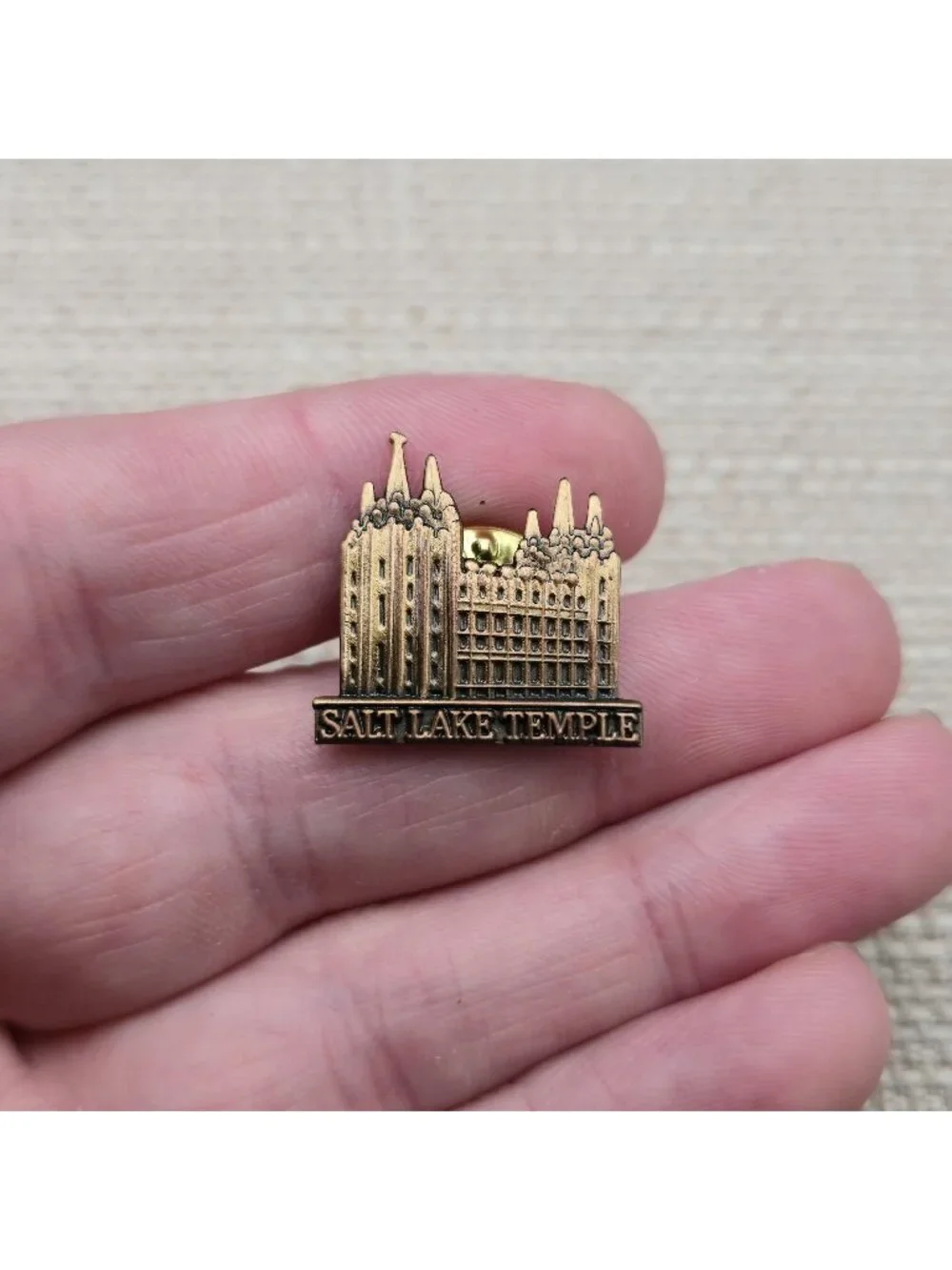 Vintage Bronze Tone Salt Lake Temple LDS Church Souvenir Lapel Pin A8456